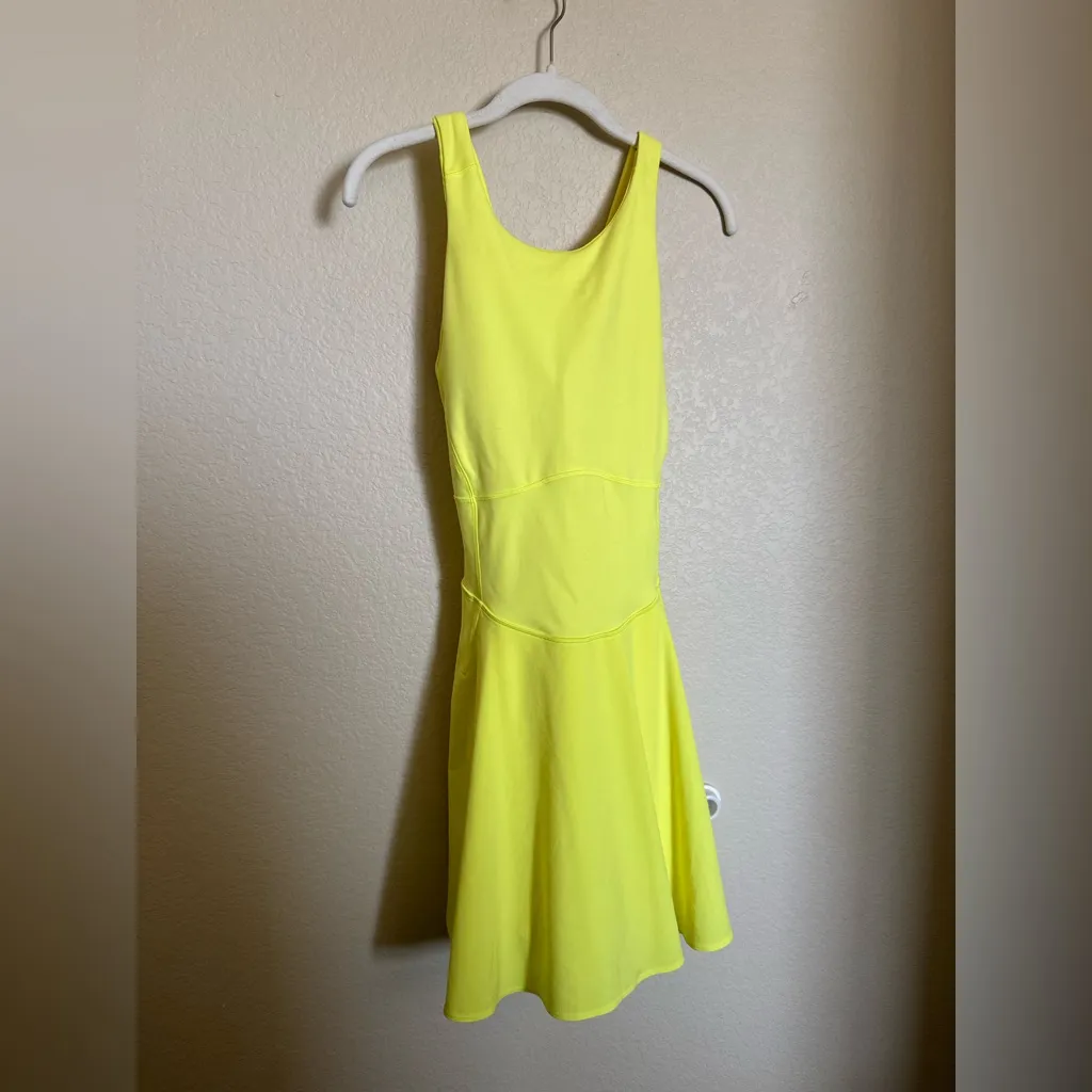Lululemon court crush dress size 10 electric lemon yellow - Image 3