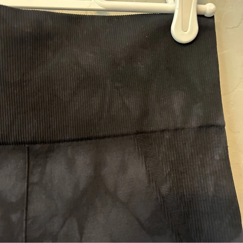 Athleta Re-charge tie dye black nylon spandex capri leggings size XS - Image 5