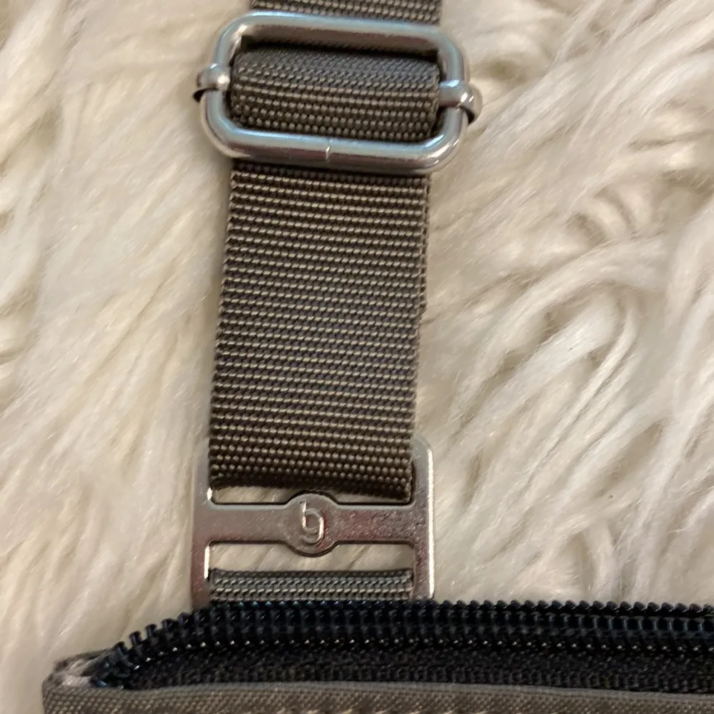 Baggalini Shoulder Bag BNWOT color gray adjustable stripe lots of zippers - Image 12