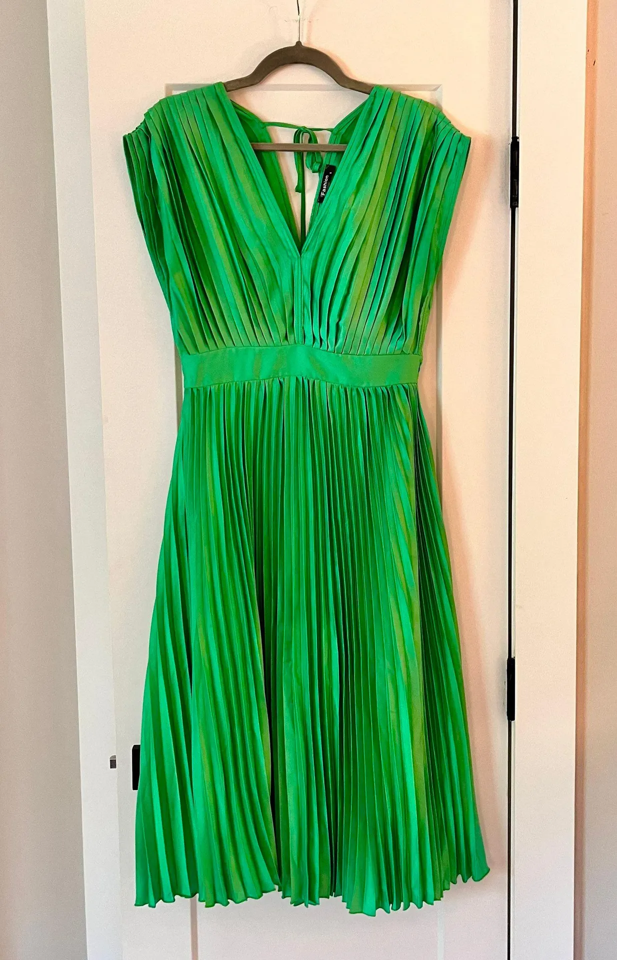 Classy Green Pleated Formal Tie Dress - Image 3