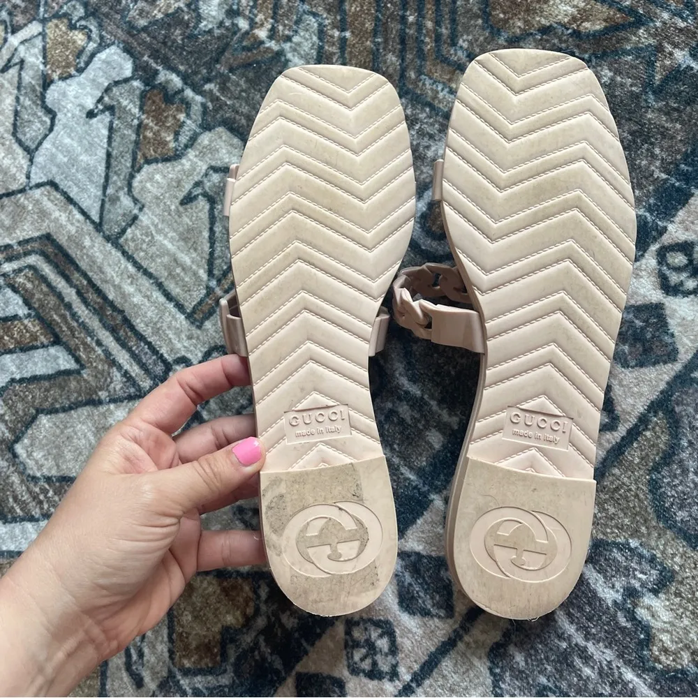 Gucci GG Light Pink Rubber Buckle Chain Link Sandals Slip On - Image 5