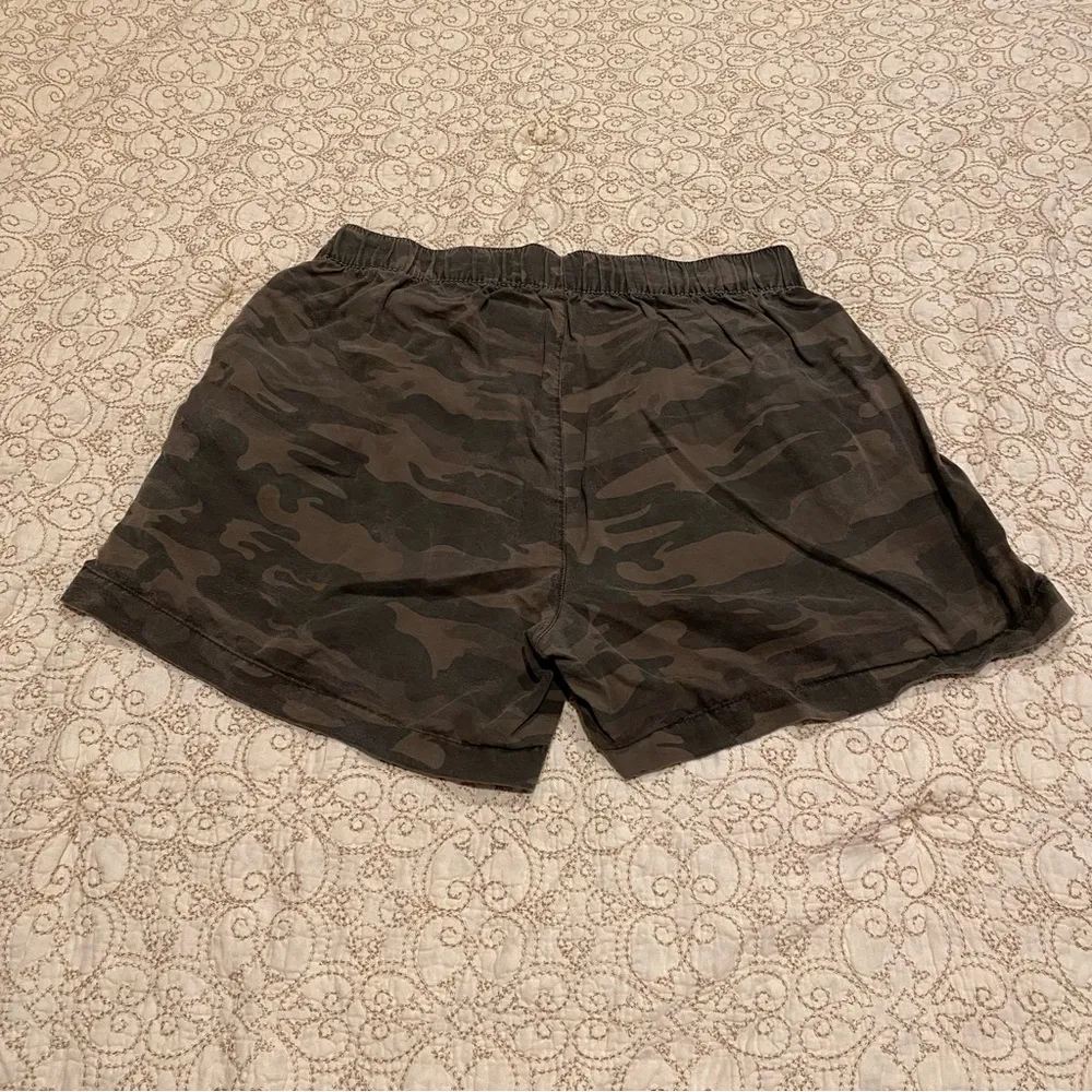 Social Standard by Sanctuary Women’s Green Camouflage Shorts Size Large - Image 3
