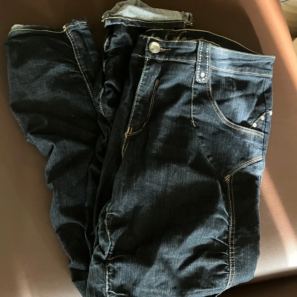 Stylish Blue Women's Jeans - Image 11