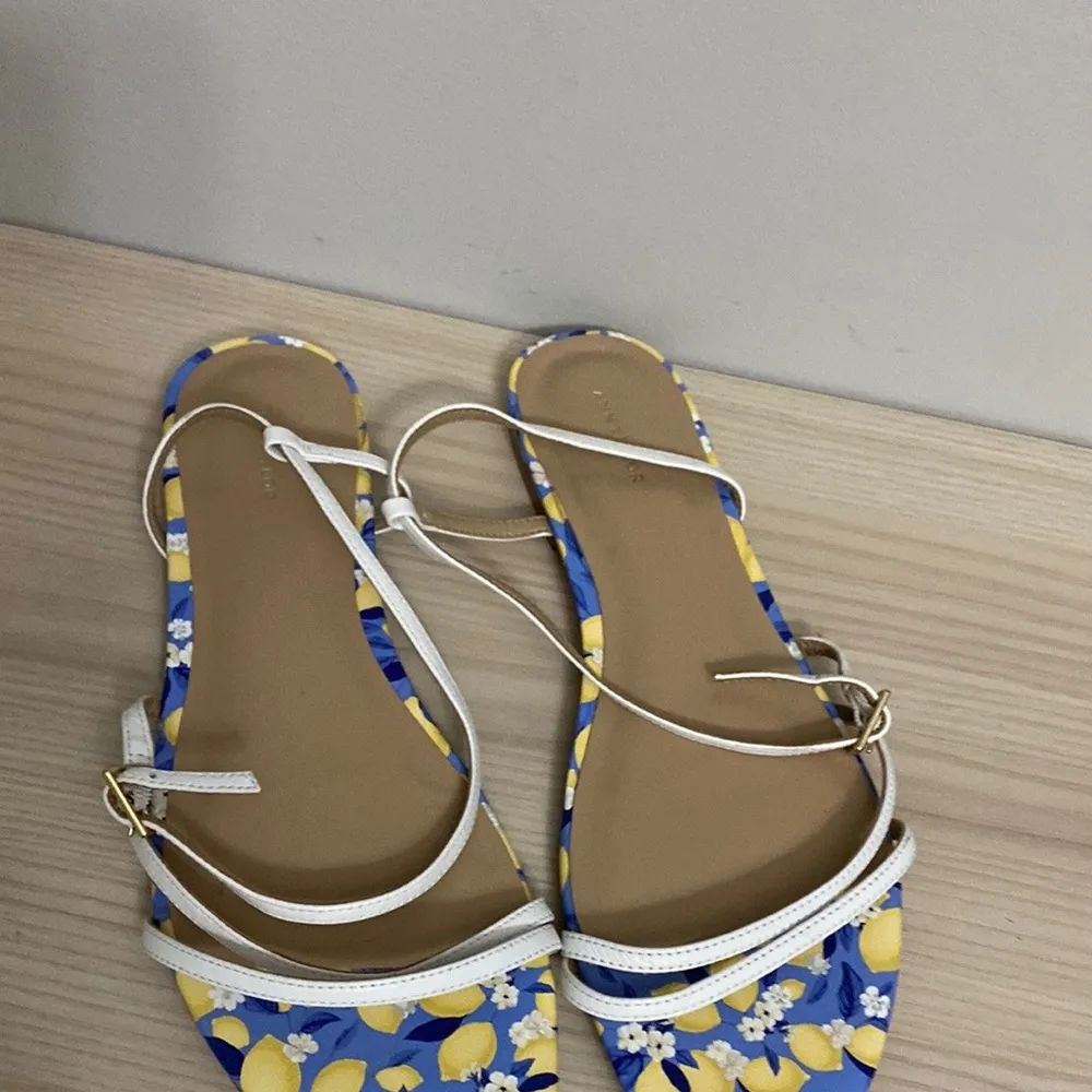 Ann Taylor white Strappy flat sandals size 9.5 - Image 2