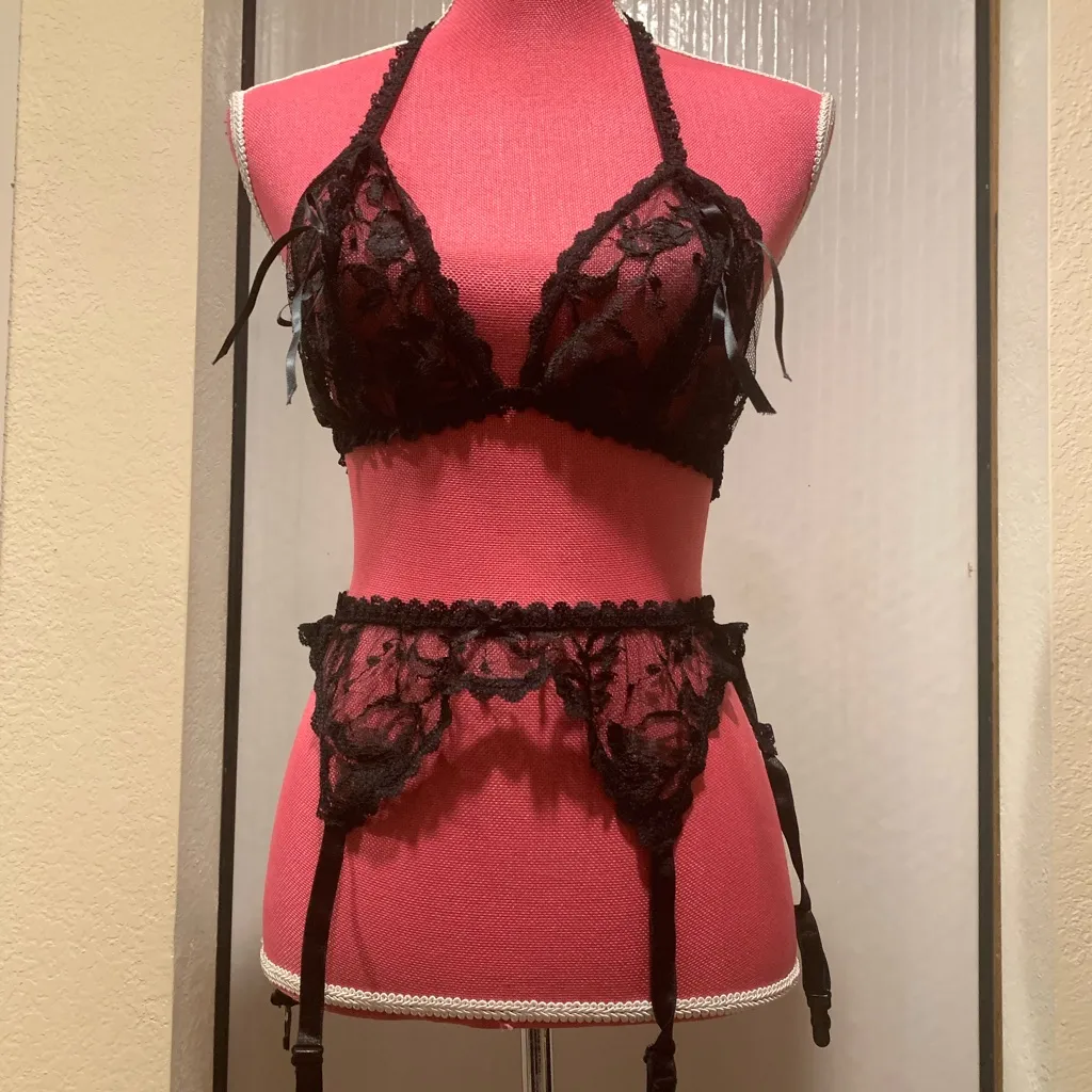 NWOT Sexy Lace peek a boo bra and garter belt one size Black Size M - Image 10