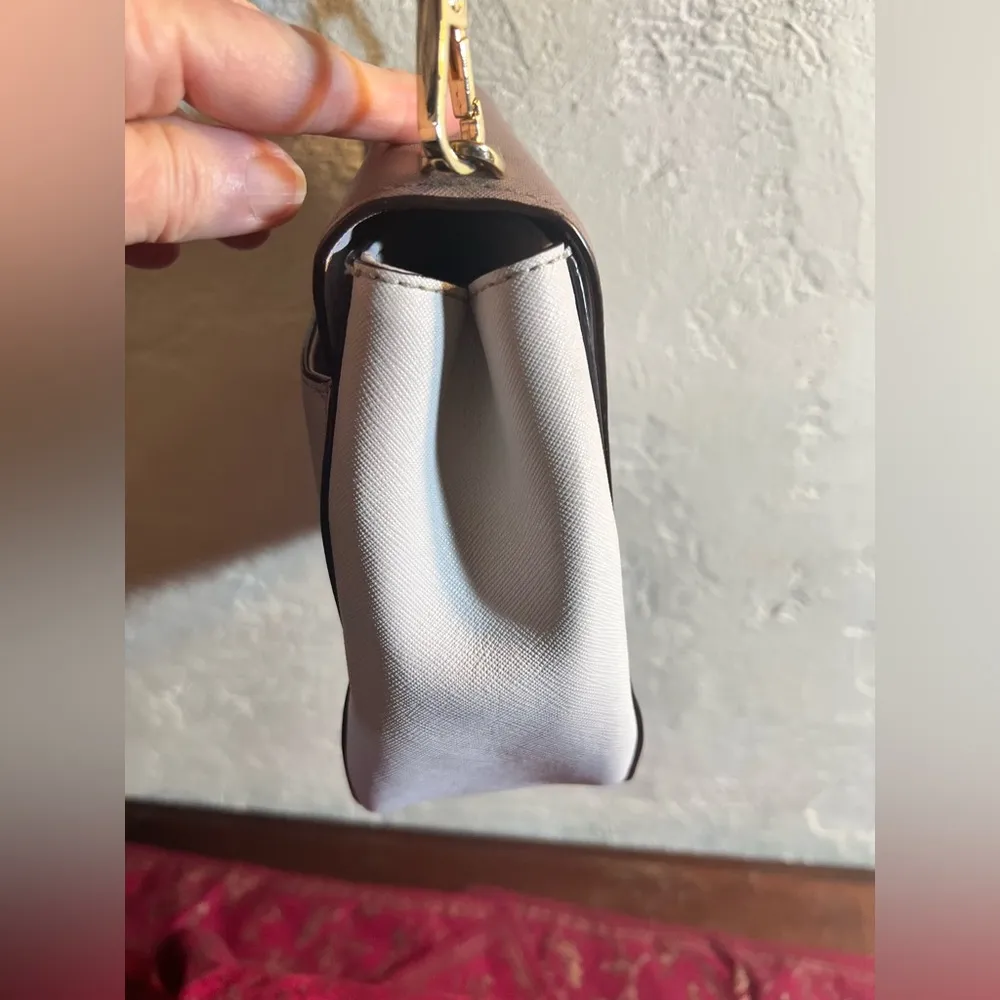 Kate Spade crossbody w adjustable strap
Lovely bag EUC, two tone shades of taupe - Image 12