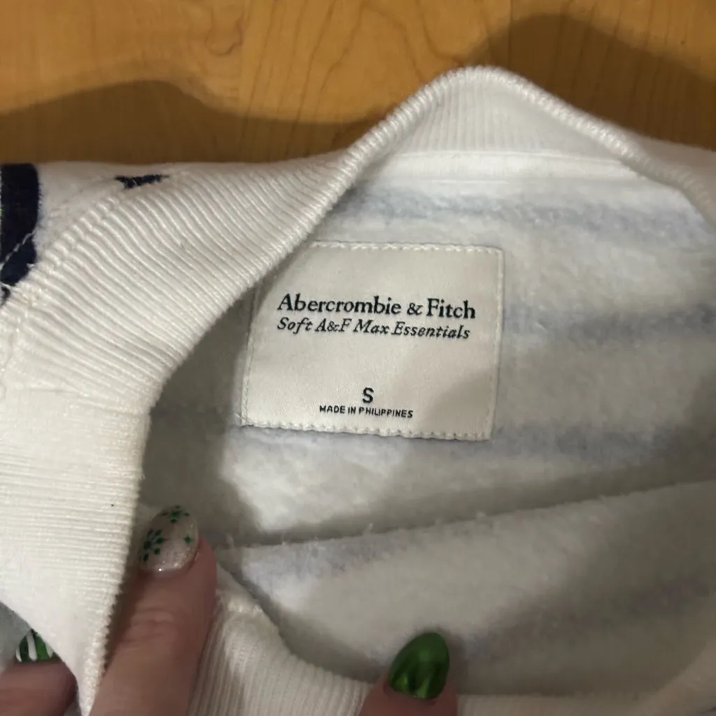 Abercrombie soft essentials White and Black Sweater sz Small nWOT - Image 2