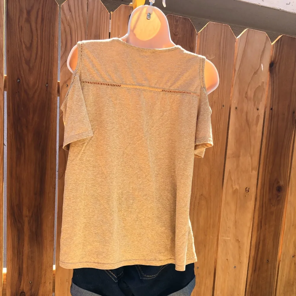Cute Yellow blouse Size Medium off shoulder - Image 3