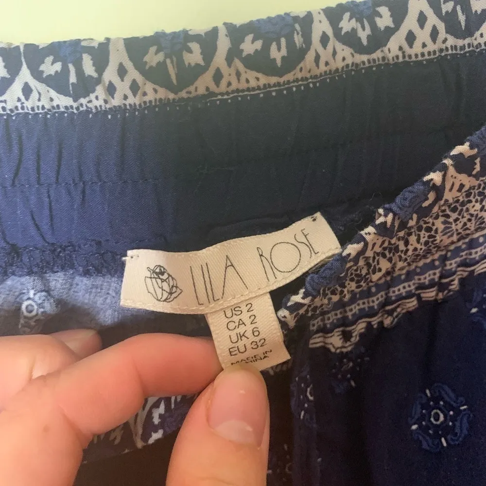 Lila Rose  Blue Pattern Shorts Size 2 - Image 4