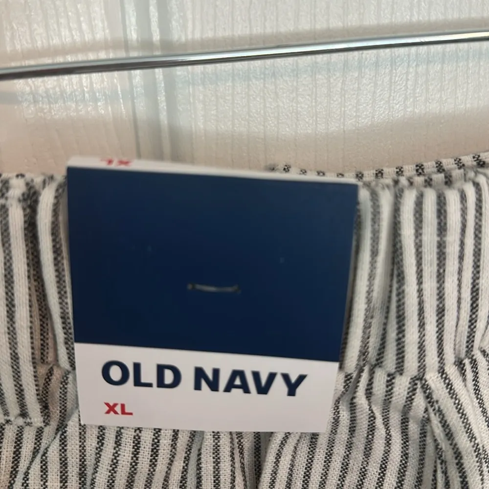 Old Navy Black and White Striped Pants - Image 4