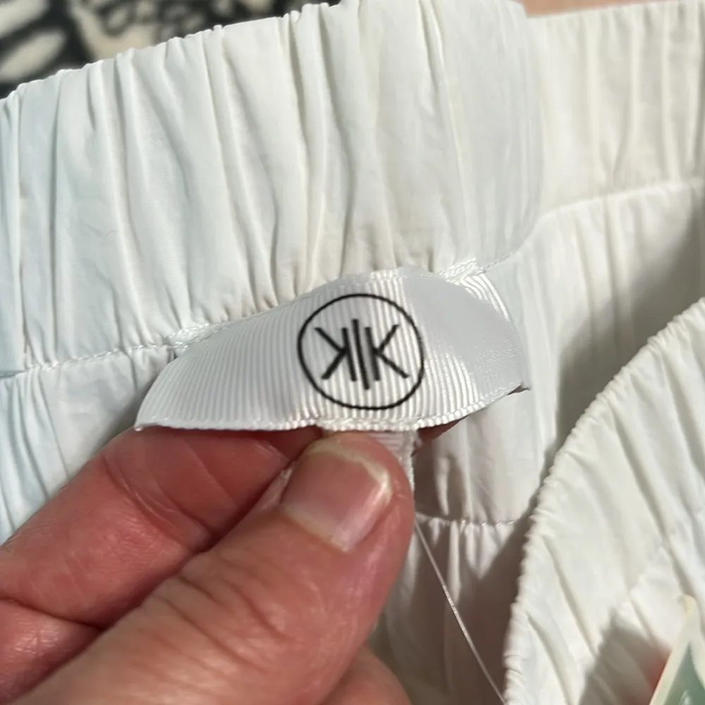 Trendy High Waist White Athletic Shorts Womens Small - Image 4