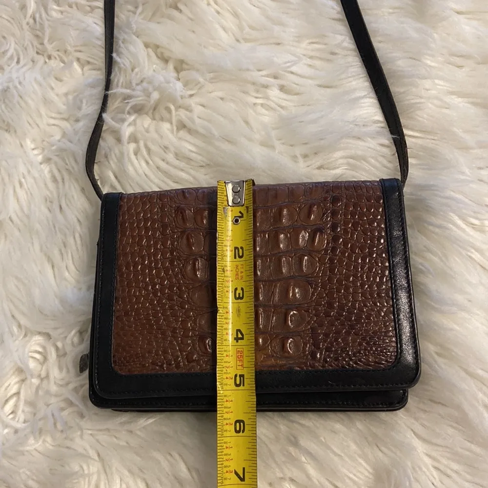 VINTAGE BRAHMIN SMALLER PURSE COLOR BROWN/ BLACK DIMENSION IN PHOTOS - Image 4