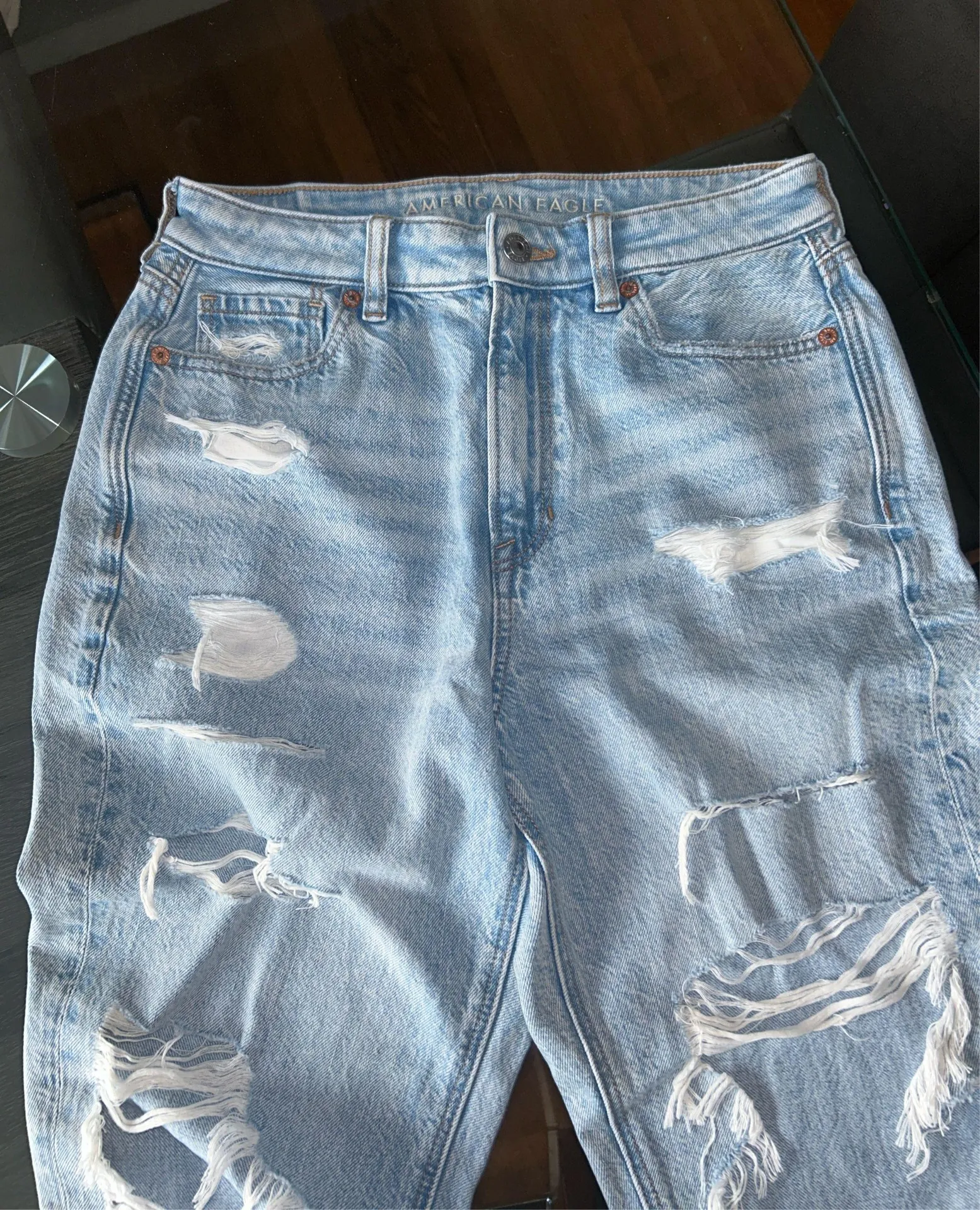 American Eagle Jeans Mom Distressed High-Rise Light Wash - Image 2