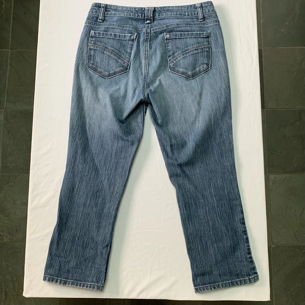 DKNY cropped 5 pocket medium wash denim jeans with embroidered pockets Size 8 - Image 3