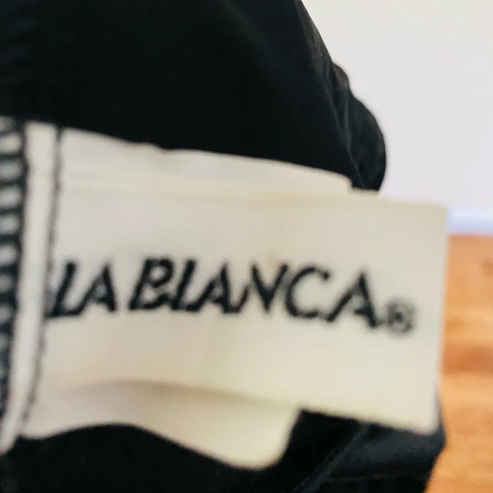 La Blanca black one piece swimsuit. Size 6. Low back. High cut leg.Underwire Bra - Image 3