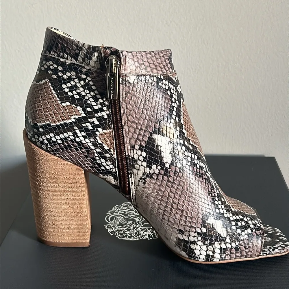 New Vince Camuto Fedrilla Peep Toe Snake Print Embossed Block Heel Bootie - Image 5