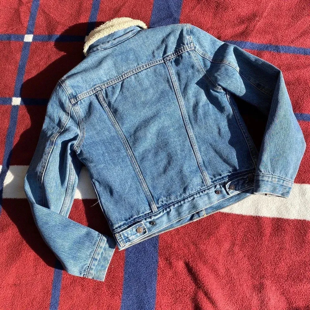 NWT Levi’s Ex-boyfriend Faux Fur Sherpa Trucker Jacket Denim Strauss 
Women’s XS - Image 2