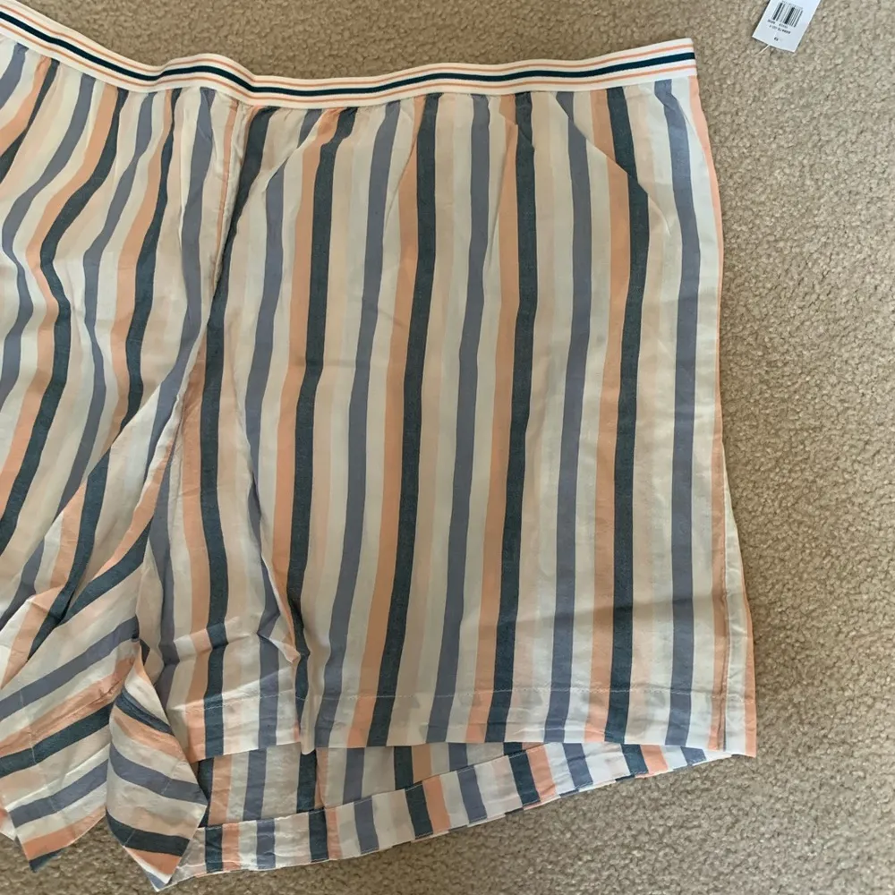 Women’s Old navy boxer pajama lounge shorts blue, white peach stripes size 3X - Image 2