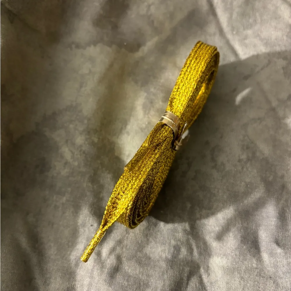 Gold sparkle shoe laces - Image 2