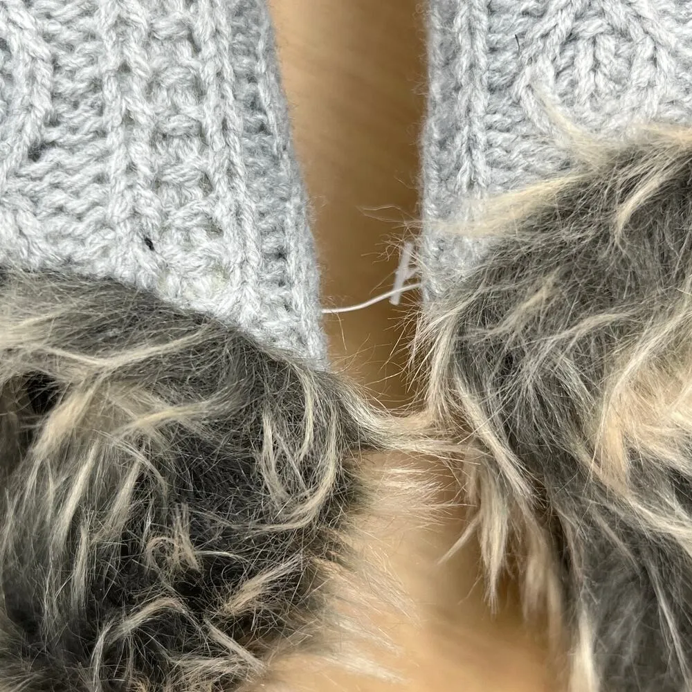 P.J. Salvage Women's Cable Knit House Slippers Gray Faux Fur Lined NWOT Size M/L - Image 3