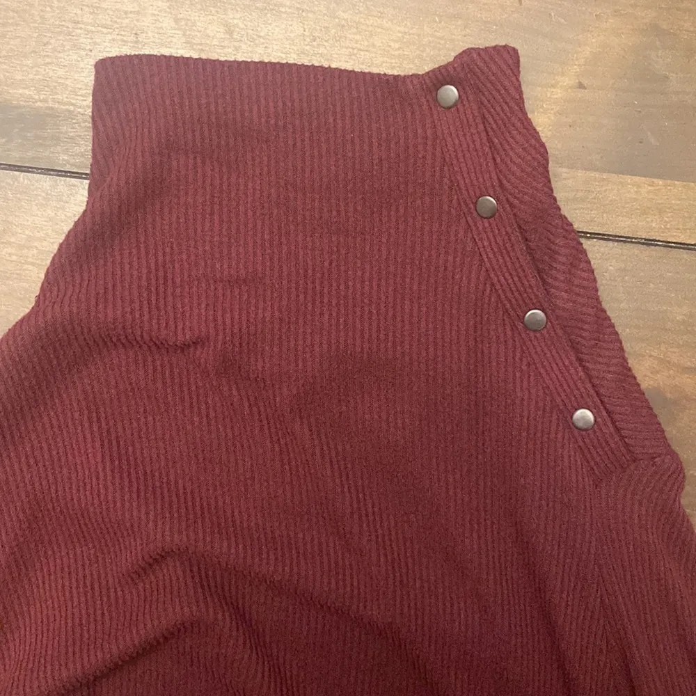Soft surroundings maroon ribbed sweater snap‎ cowl neck size L - Image 4