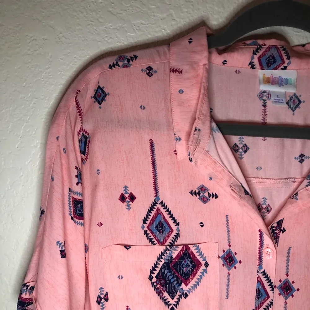 LuLaRoe Blouse Amy Pink w/ Diamond Pattern Button Down Short Sleeve Collar L NWT - Image 4