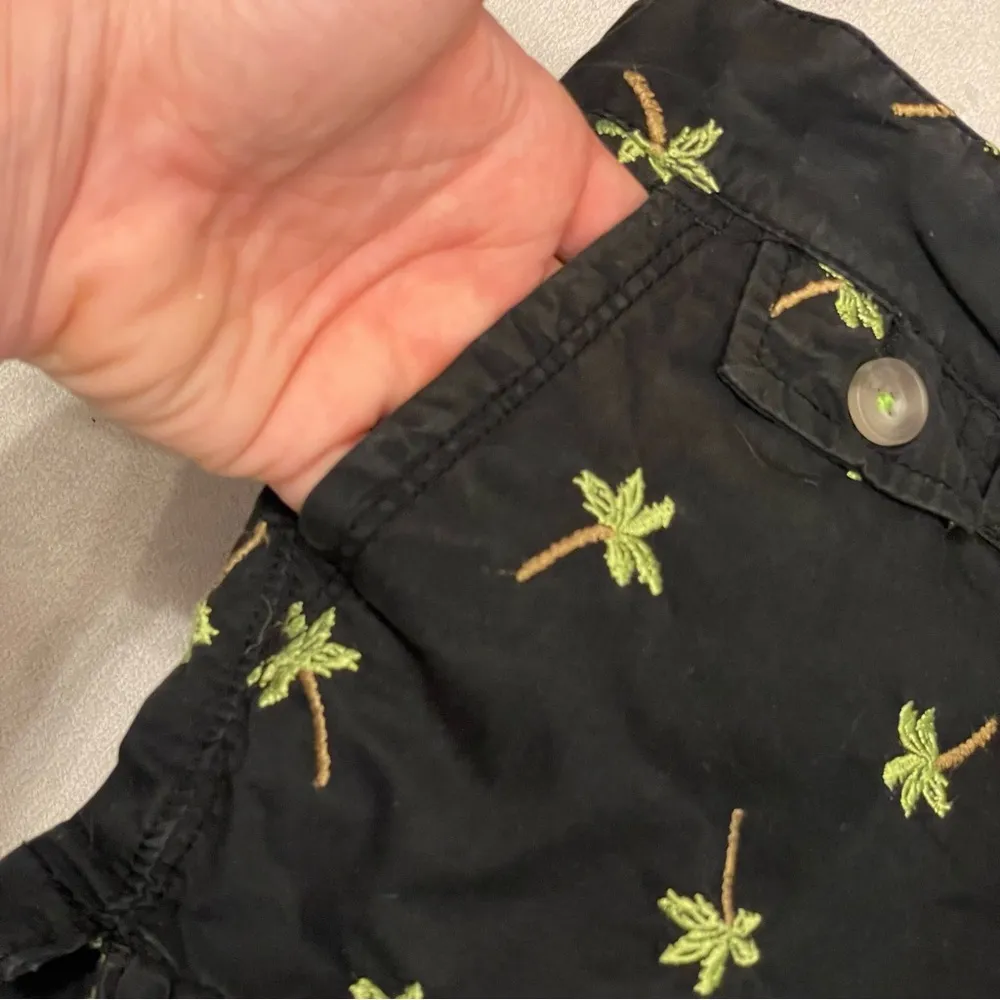 Y2K low-rise Aeropostale black short shorts, embroidered palm trees, size 3/4 - Image 8