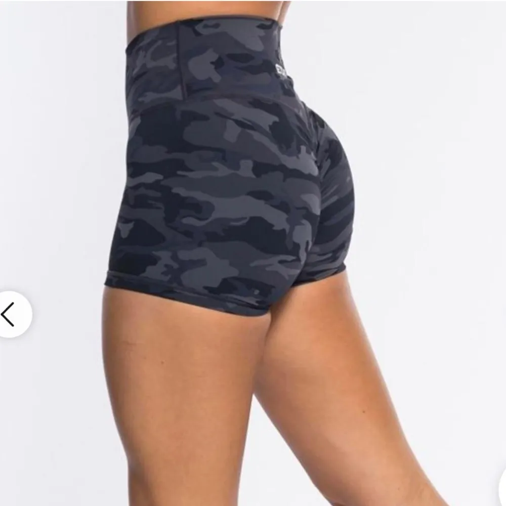 ECHT BLACK & Gray Camo Scrunched Shorts S - Image 2