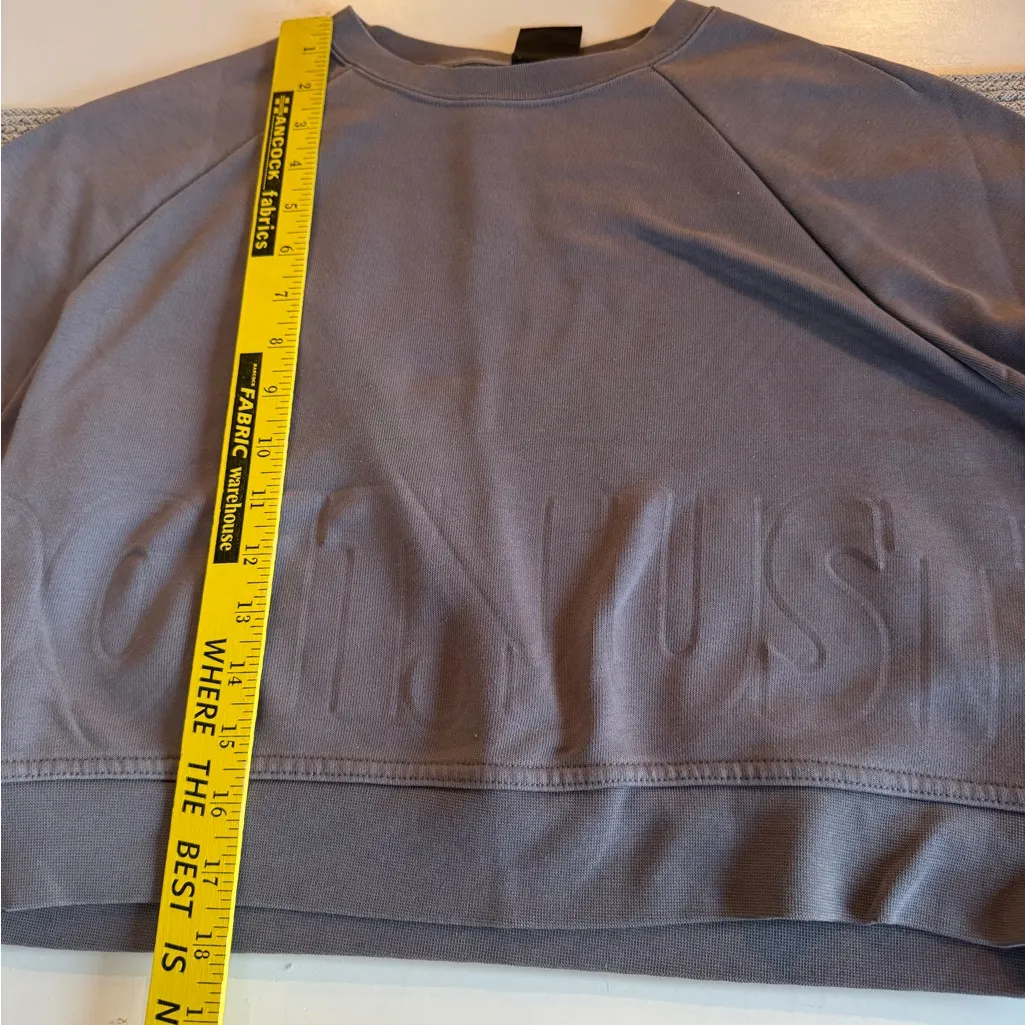 Nike Gray Dri-Fit Embossed Cropped Crewneck Sweatshirt Size Small - Image 12