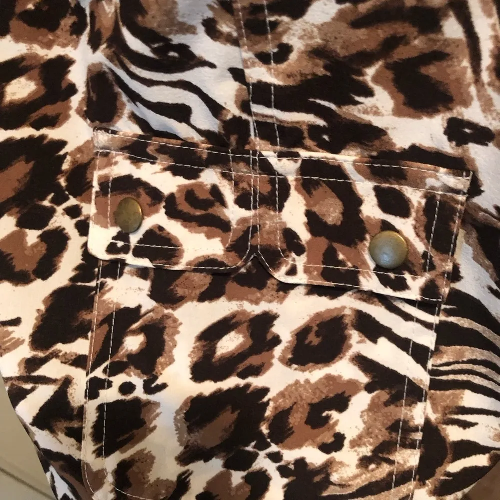 Chico’s Zenergy Light Leopard Zip Up Jacket Sz 1/M Pockets Stretch Animal Print - Image 4