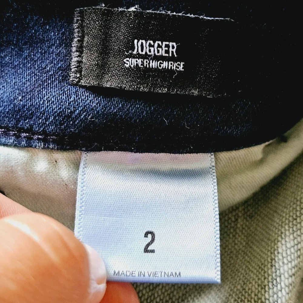 Express Dark Wash High Waisted Elastic Back Jogger Jeans Size 2 - Image 7