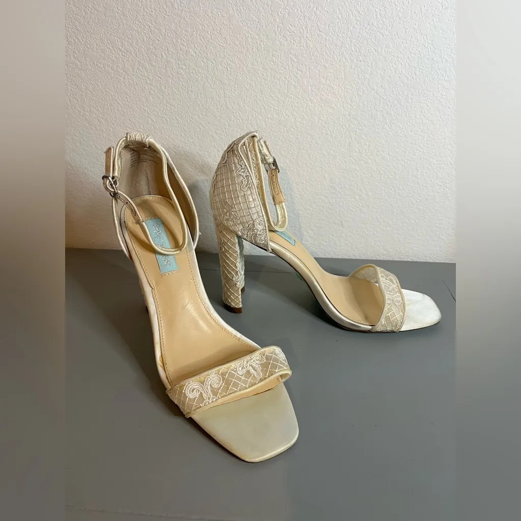 Betsey Johnson White Lace WeddingCollection OpenToe Half Moon Wedge Heels Sz 9.5 - Image 6