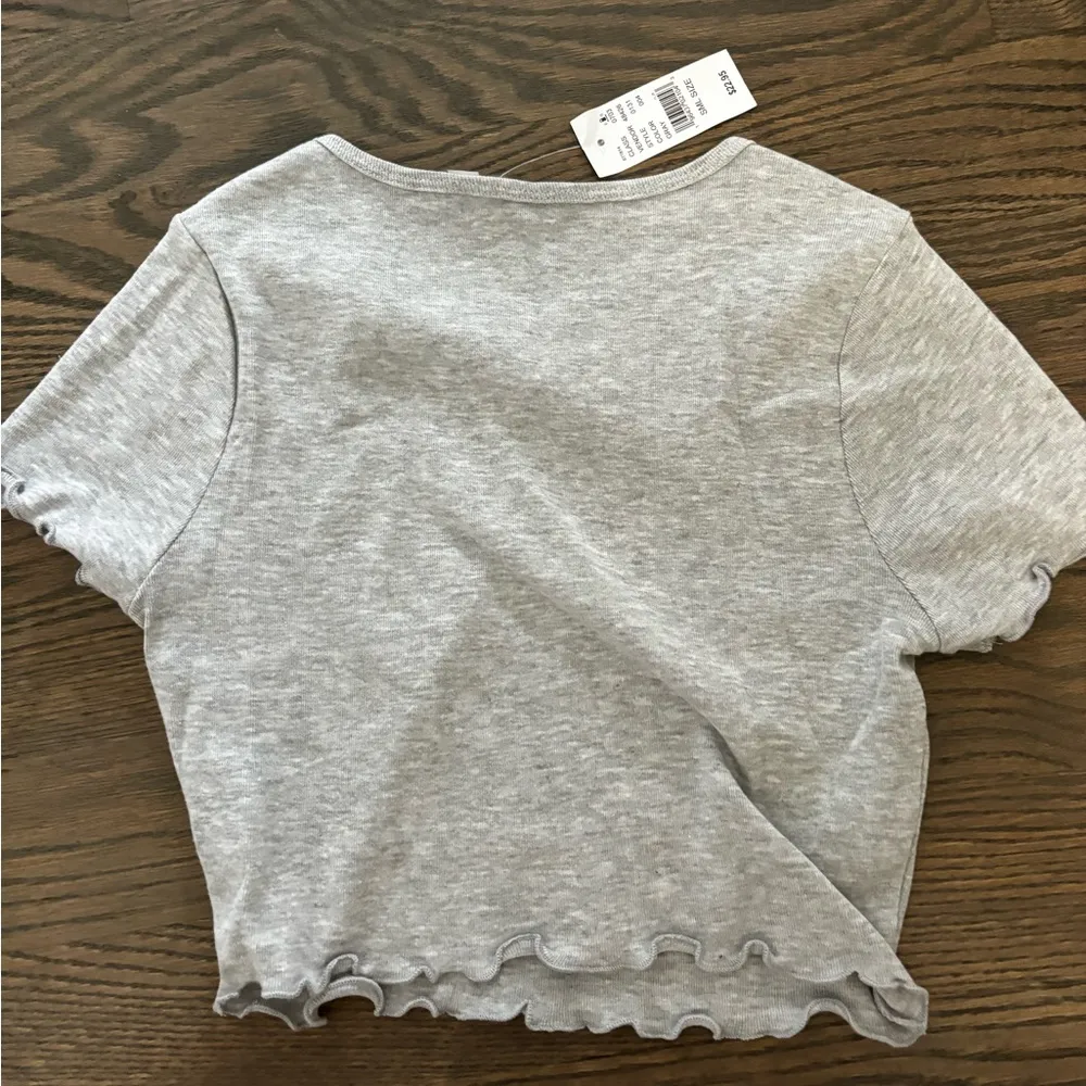 Pac sun basic gray tee. Very cute and stretchy. Great material - Image 4