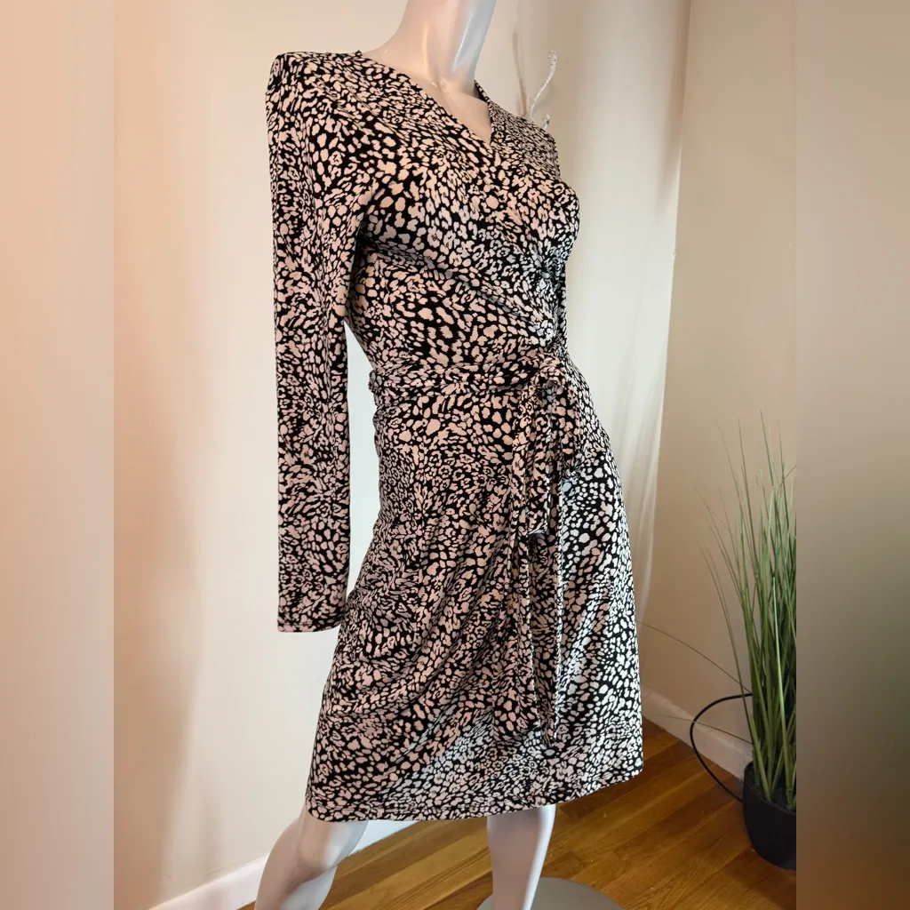 BANANA REPUBLIC BLACK & WHITE ABSTRACT STRETCH JERSEY KNIT WRAP DRESS MEDIUM - Image 2