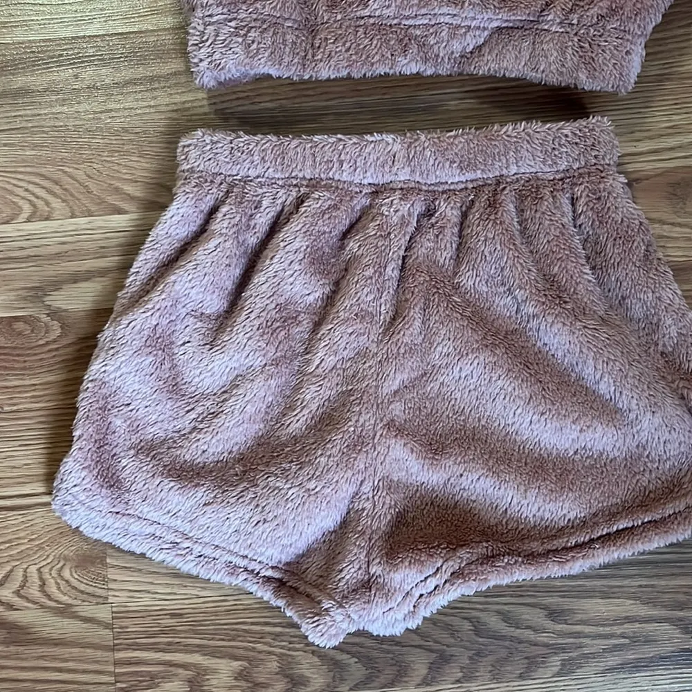 Plush lounge suit Medium. Shorts and top. New. Deep rose. Very comfy - Image 3