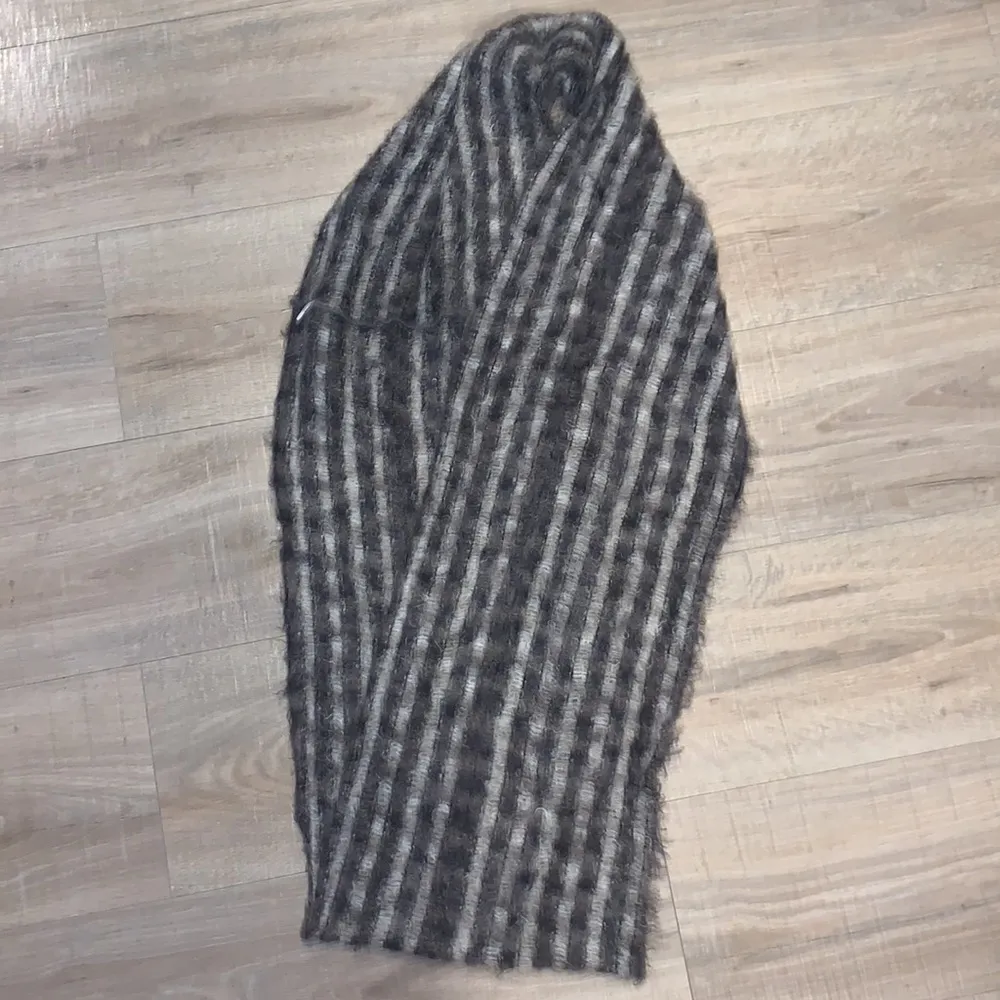 Grey silver knit infinity scarf - Image 3