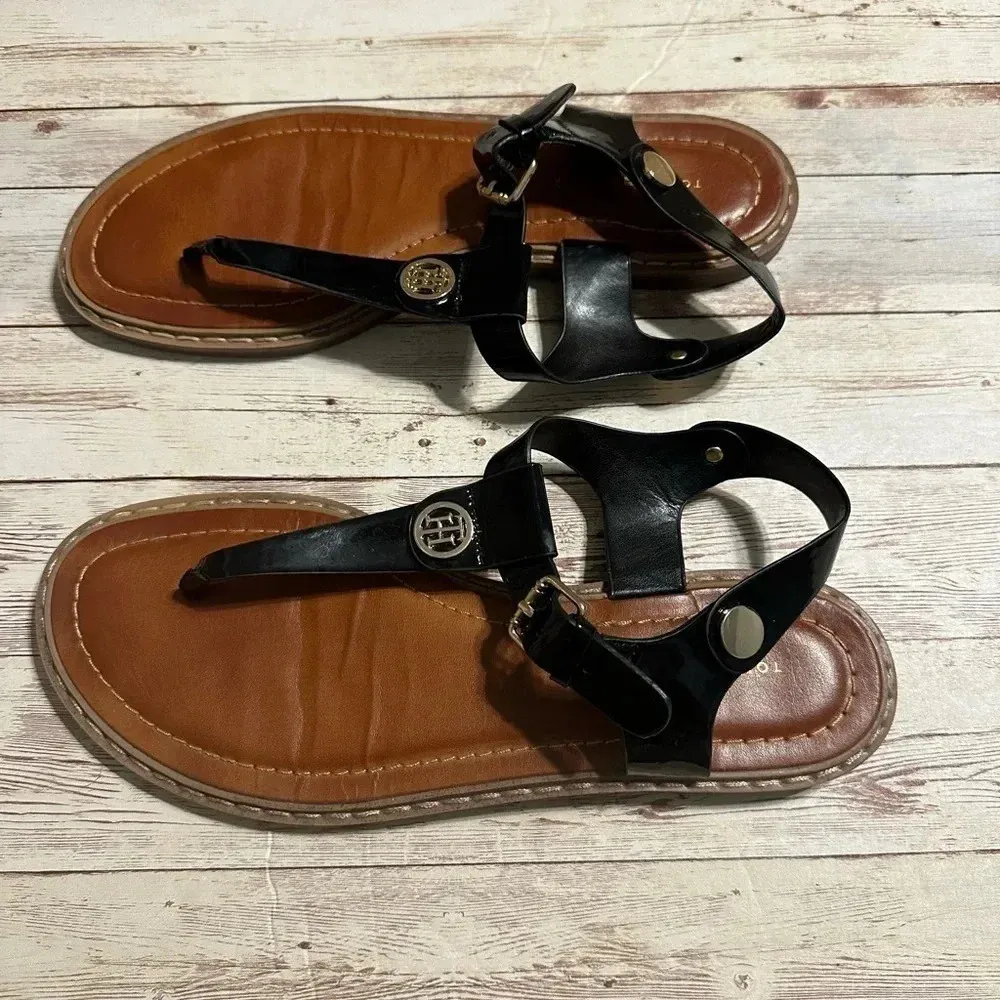 Tommy Hilfiger Black Thong Sandals Size 9.5 Patent Leather Flats Logo - Image 5