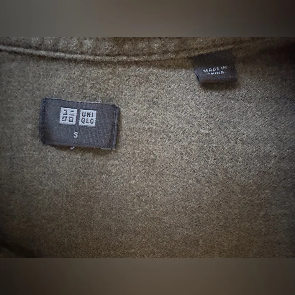 UNIQLO Olive Green Woman’s Shirt 🌴 - Image 4