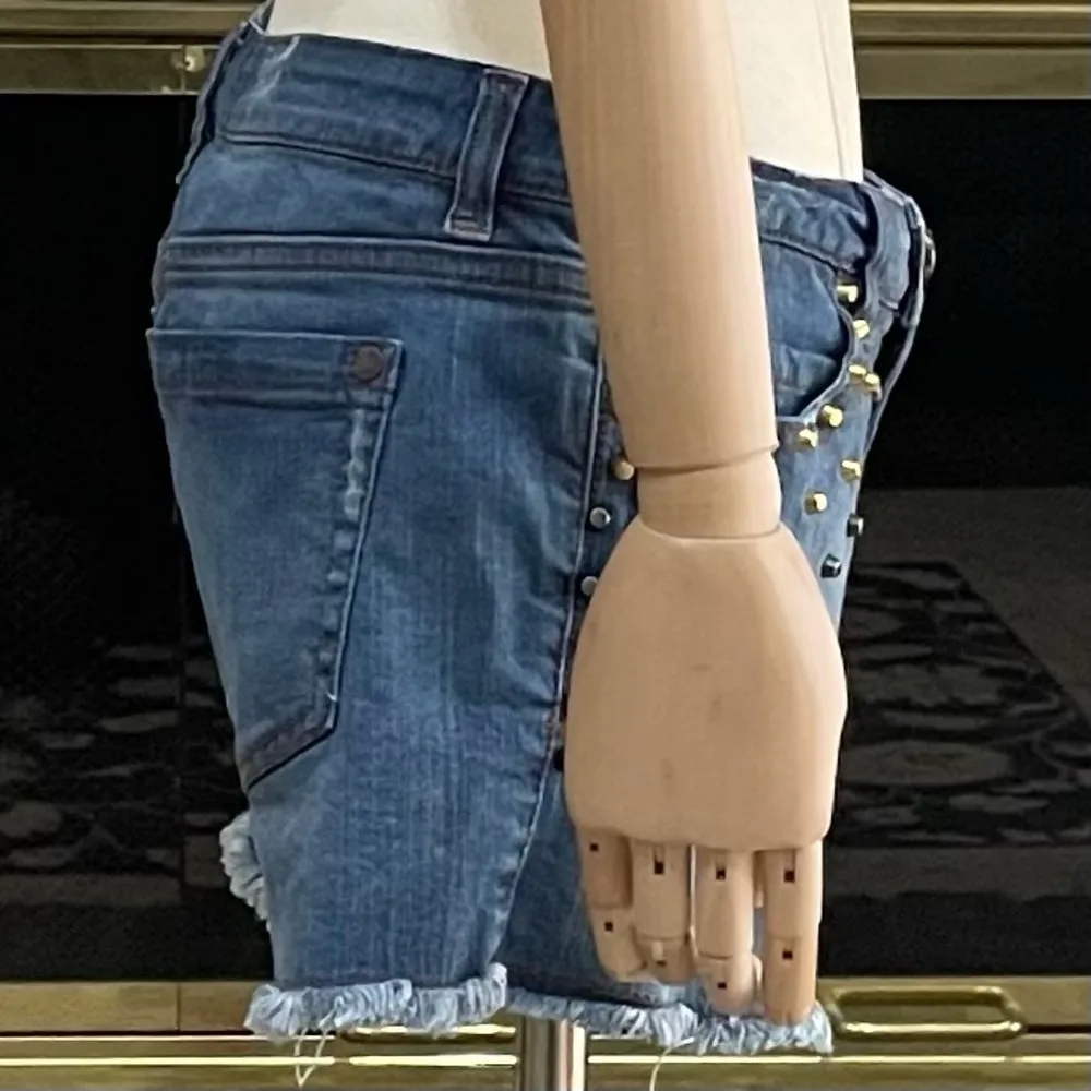 Romeo & Juliet Couture distressed, frayed, distressed jean shorts w/ stu… - Image 7