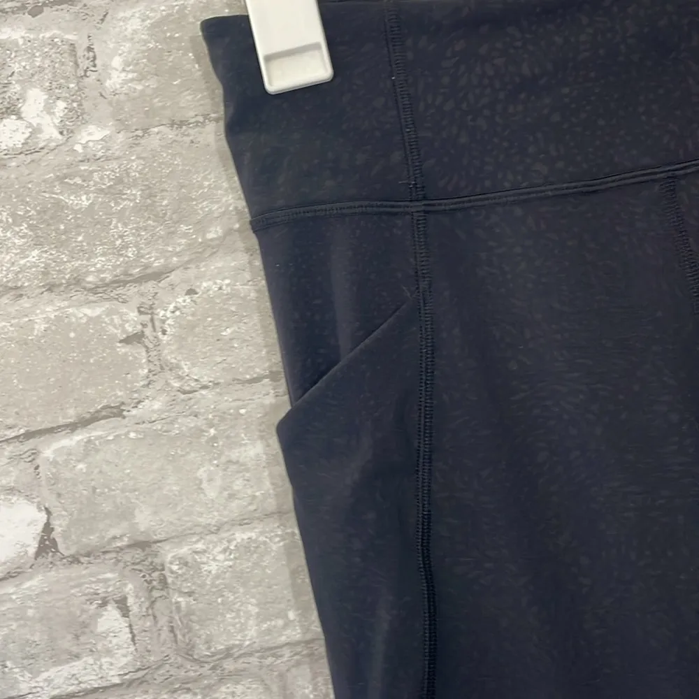 Lululemon Time To Sweat Crop *23"
Polar Shift Emboss Black - Image 6