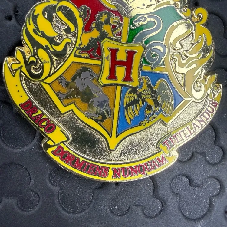 Warner Brothers Harry Potter studio tour London exclusive Hogwarts crest pin Gold - Image 4