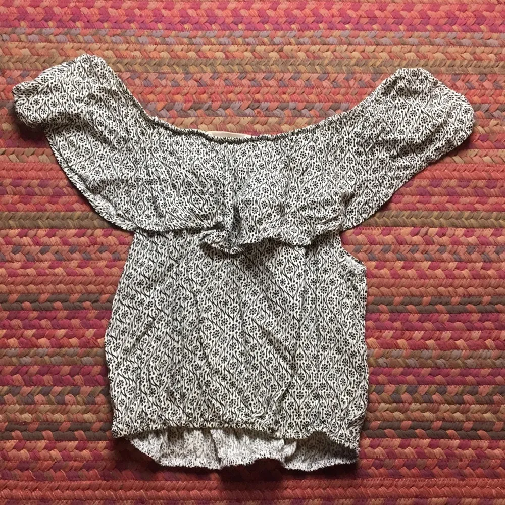 OFF THE SHOULDER GEOMETRIC CROP TOP - Image 3