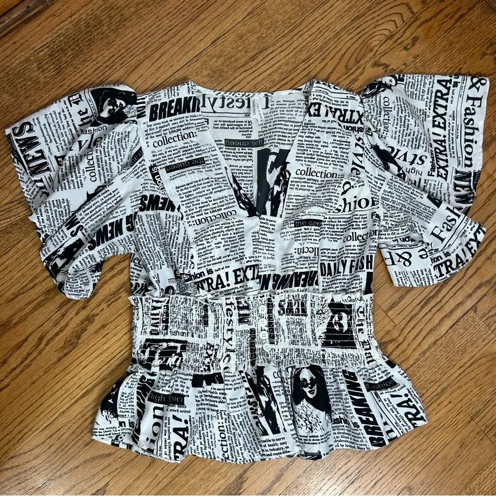News Print Black & White Cropped Ruffled Top Size M - Image 10
