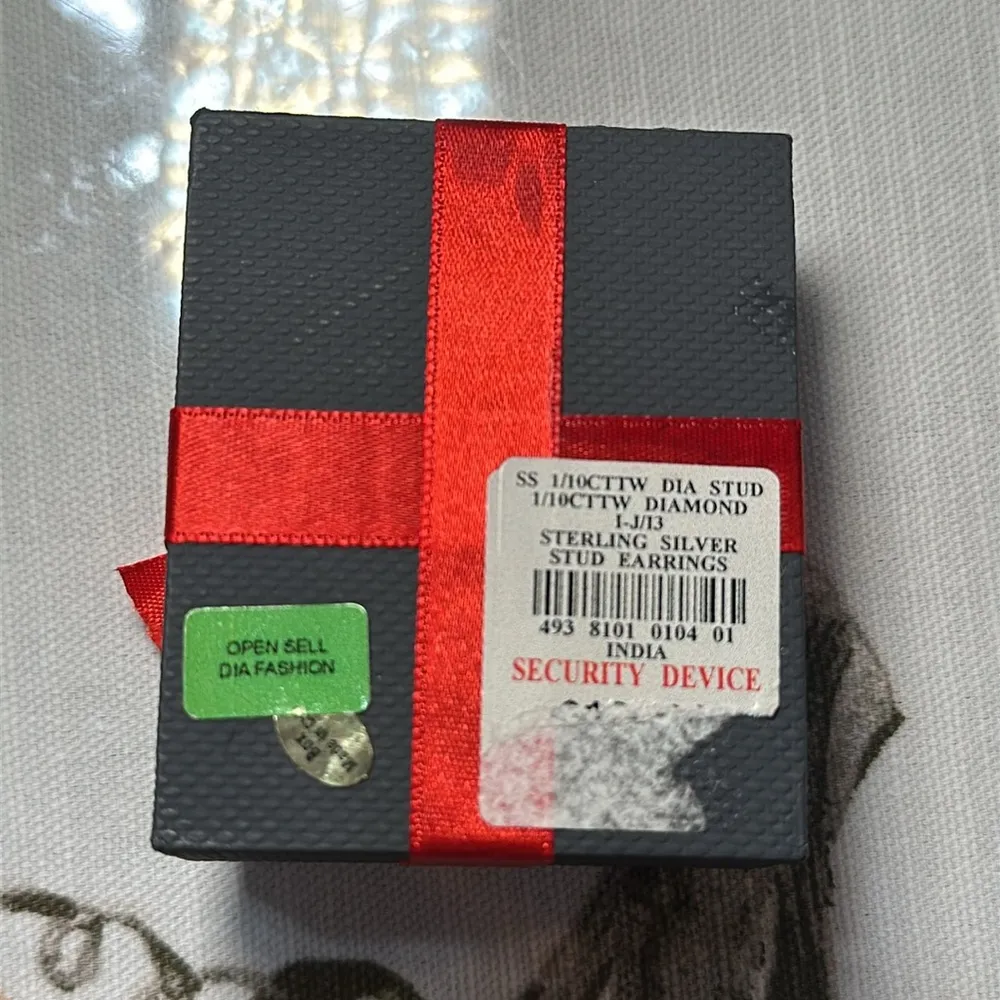 NWT diamond sterling silver round stud earrings with gift box - Image 4
