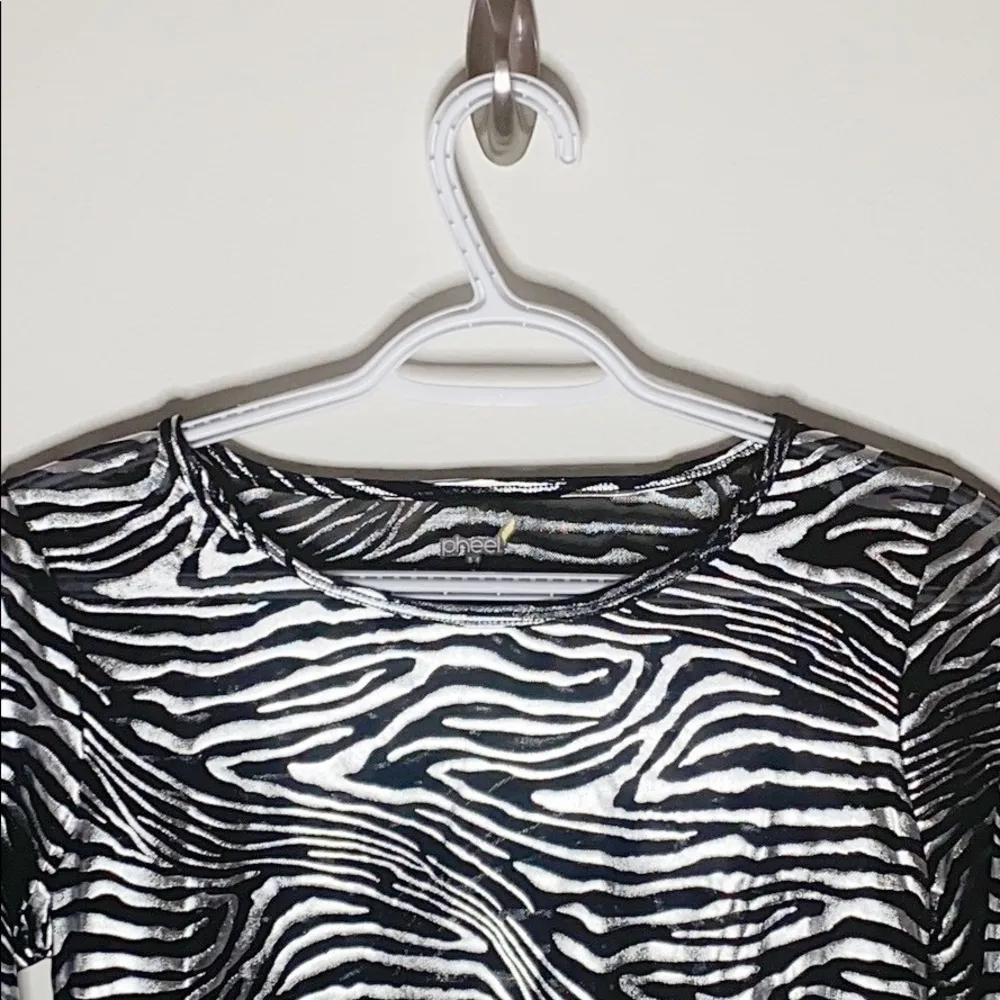 Pheel Peekaboo zebra metallized workout top sz M Size M - Image 4