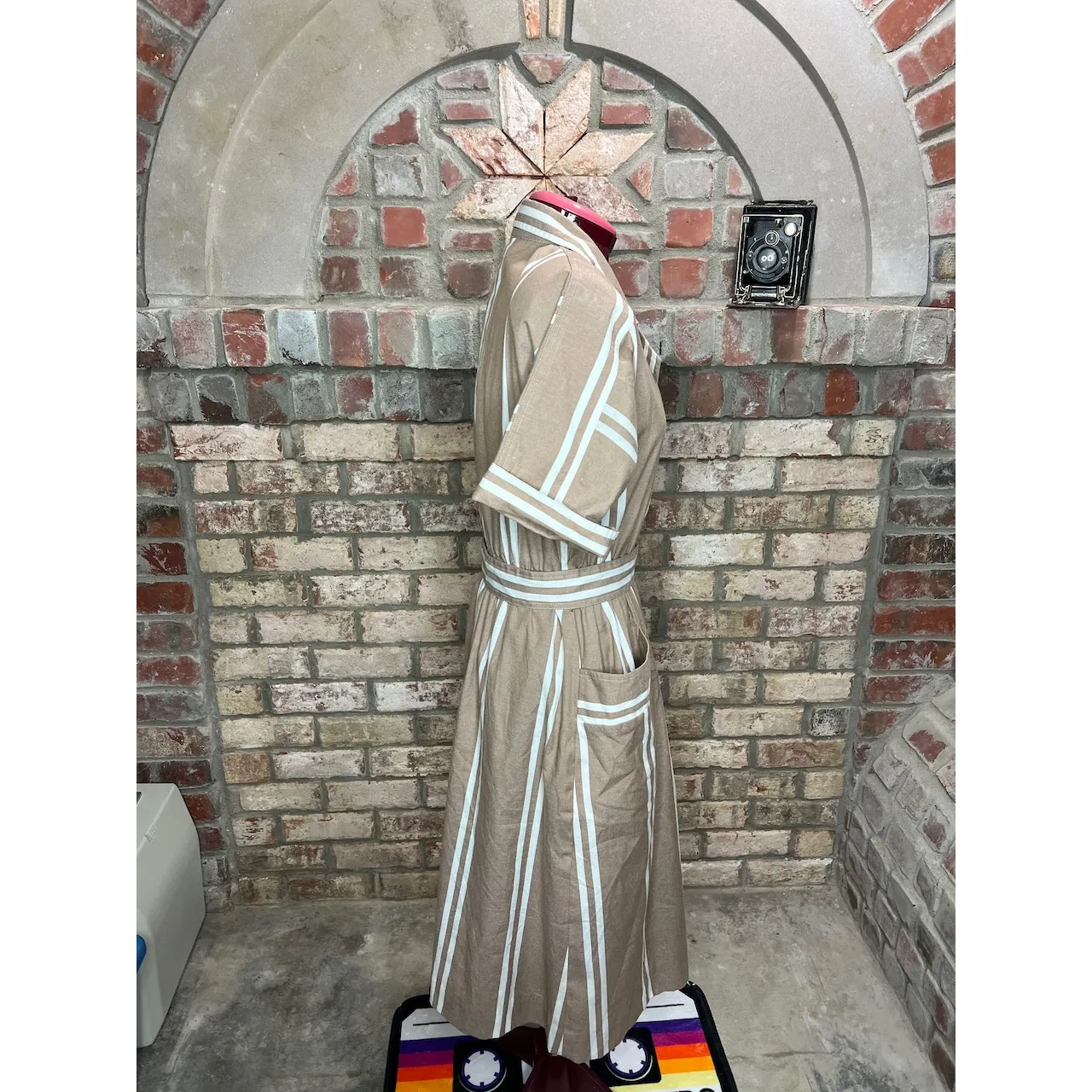 shirt dress 1950s striped pockets tan white patch pockets Size 10 - Image 10