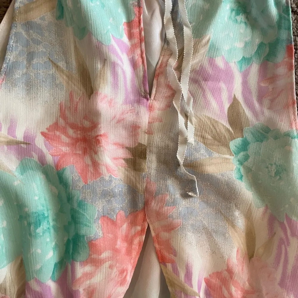 Off white high neck midi floral dress with cut out back never worn - Image 6