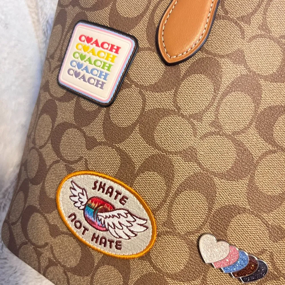 coach Gallery Tote In Signature Canvas With Patches CJ603 - Image 6