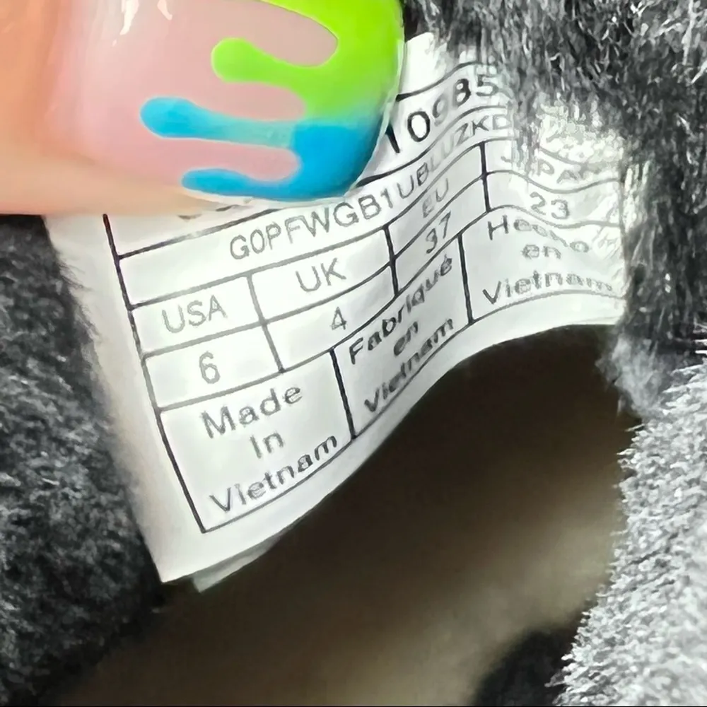 UGG Women's Fluff Mini Quilted Boots US6/EUR37 Black w/ White Logo Heel $160 - Image 7