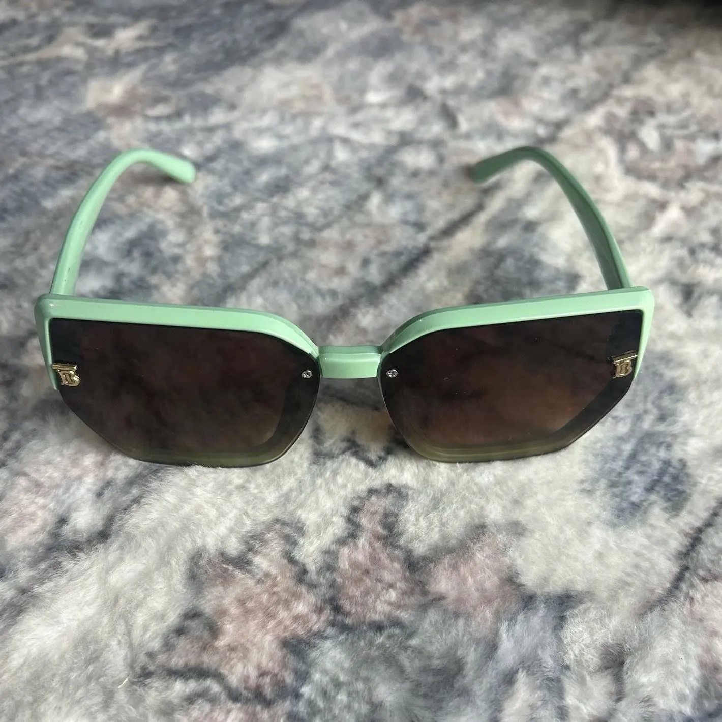 Mint Green Women’s Sunglasses W/Design On Sides, Excellent Condition! - Image 8